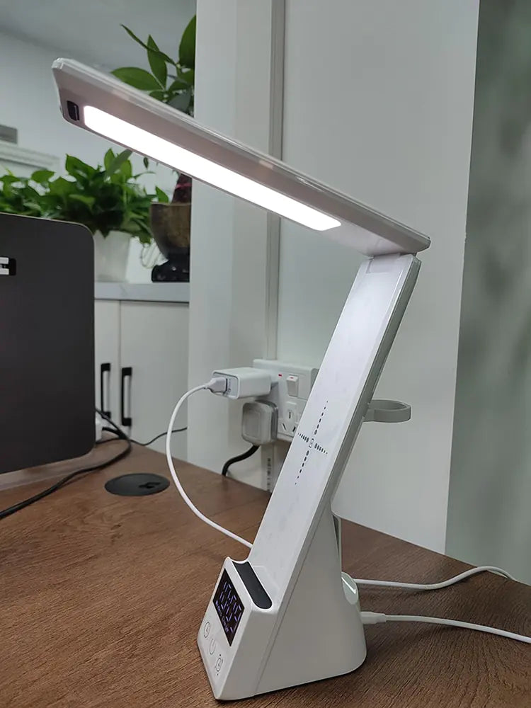 Ilumina y Potencia tu Espacio con la Lámpara de Escritorio LED 3 en 1 de 15W con Cargador Inalámbrico QI y Reloj Despertador