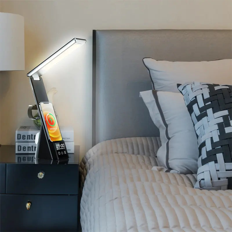 Ilumina y Potencia tu Espacio con la Lámpara de Escritorio LED 3 en 1 de 15W con Cargador Inalámbrico QI y Reloj Despertador