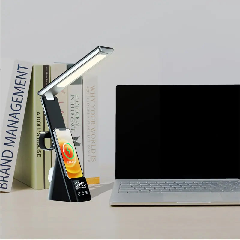 Ilumina y Potencia tu Espacio con la Lámpara de Escritorio LED 3 en 1 de 15W con Cargador Inalámbrico QI y Reloj Despertador